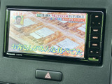 テレビ番組を画面に表示でき、停車中の待ち時間などに映像を視聴できます。画面上で番組を楽しめる装備が備わり、車内で過ごす時間の過ごし方が広がります。
