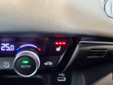【シートヒーター(運転席・助手席)】シートを素早く温め、冬場でも快適にお使いいただけます。