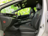 前席は落ち着いた色合いに赤いアクセントをあしらい、車内にまとまりを感じさせます。座面や背もたれの形状にも目を引かれ、乗り込んだ際の視界もすっきりしています。