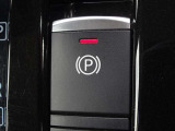 【電動パーキングブレーキスイッチ】オートホールドをONにすると、ブレーキを踏んで停車したときにペダルから足を離しても停車状態を維持!オートホールドをOFFにすることで手動解除のサイドブレーキに!