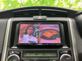 テレビ番組を画面で視聴できる装備です。停車中の休憩時間などに映像を楽しめるため、車内で過ごすひとときにも活用できます。画面で番組の内容を確認しやすいのも魅力です。
