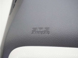 ◆助手席エアバッグ◆SRSエアバッグは、シートベルトだけでは防ぎきれない衝突時の衝撃から乗員を守るための安全装置。衝突時に瞬時に膨らみ、頭部や胸部がダッシュボードに直接衝突するのを防ぎます。