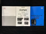 スマートキーは鍵をバッグに入れたままでもドアロックの開閉やエンジンのON・OFFができます。夜間や雨の日も鍵を探さなくて良いので便利です。