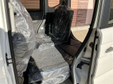 シ-トは独立可倒式、色々な荷物が積載できます。