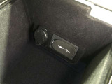 センターコンソールボックス内には、USB/AUX入力端子が設置されています。携帯音楽プレーヤーを使用しながらスマートフォンの充電といったことも可能です。