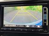 画面には車両後方の映像とガイド線が表示され、駐車時に周囲との距離感を確かめる目安になります。停車中にテレビや映像を楽しむ用途にも活用できます。