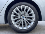 BMWならではの卓越した走りを支えるホイールと足回りです!日本車の走りに慣れている方にもぜひ体感して頂きたいほど、高いレベルでまとまっています!純正18インチアルミホイール。