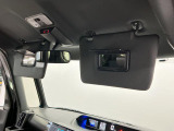 【サンバイザー】車内で身だしなみを整えるためのバニティミラーがセット。お化粧直しや髪型のチェックに活用できます。