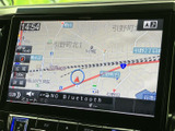 道路や周辺施設、現在地が地図上に表示され、目的地までの位置関係を確認しやすい画面です。縮尺の切り替えやミュートなども選べるため、行き先の確認をスムーズに行えます。