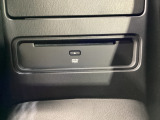 コンソール後方にCD&DVDプレーヤーを装備しております。