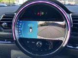 【リアビューカメラ(予想進路表示機能付】パーク・ディスタンス・コントロールが車両の前方や後方にある障害物までの距離を信号音とビジュアルで知らせ、狭いスペースでの駐車や車庫入れをサポートします。