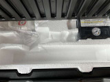 パンク修理キットがトランクに載っています。