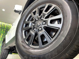 【純正18インチアルミホイール】外観にマッチした純正アルミホイールを装着しております。各種社外アルミホイールや、スタッドレスタイヤも取扱いしております。是非ご相談ください♪
