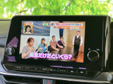 テレビ番組を画面で楽しめる装備を備えています。お出かけ先で停車している間の待ち時間にも映像を視聴でき、車内で過ごすひとときをより充実させてくれます。表示も確認しやすい画面です。