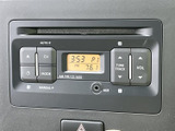AM・FMラジオやCD、AUXに対応したオーディオを備え、日々の移動中にお好みの音を楽しめます。ボタンの表示も見やすく、選局や音量の確認がしやすい配置です。