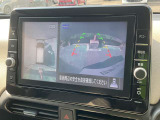 上から見下ろしているような視点で周囲が確認できるアラウンドビューモニターです。上から見下らしているような映像によって縦列駐車もラクラク、駐車が苦手な人の強い味方です!