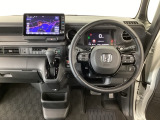 【ハンドル】運転にかかわる様々な操作を安全に行えるように視点移動が少なく操作性に配慮されたスイッチ類が凝縮されたコックピットです。