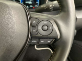 前方の車との車間を設定し、スピードを上げたり緩めたりを自動で行ってくれる追尾式の「レーダークルーズ」。上級装備の一つです!高級車にしかつかない嬉しい機能です。