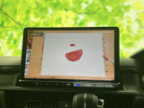 テレビ映像を楽しめる画面を備えており、停車中の休憩時間などに視聴できます。画面で番組を確認できるので、車内で過ごす時間の楽しみを広げてくれる便利な装備です。