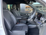 ブラックで統一された運転席まわり。AMGラインインテリアとカーボン調トリムが精悍な空間をつくります。