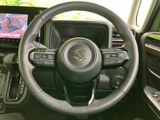 手元にスイッチ類がまとまり、運転姿勢を保ちながら各種機能を扱いやすいステアリングです。握りやすい形状で、毎日の移動から遠出まで自然な運転をサポートしてくれます。