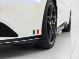 記念モデルならではのイタリアントリコロールのディテールが、エクステリアに誇り高き彩りを添えます。