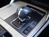 【オートブレーキホールド】停車中にブレーキペダルから足を放しても、ブレーキを自動的に制御して、車両の停車状態を保持する機能です。信号待ちなどの停車時に運転者の負担を軽減します。