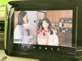 テレビ番組を画面で視聴でき、停車中の待ち時間にも活用できます。音量などの操作は画面下の表示を確認しながら行えるため、乗車中のひとときを過ごす際にも便利です。