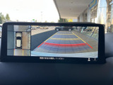 後方の映像に加えて車両周辺の様子も画面で確認でき、駐車時の安全確認をサポートします。ガイド線も表示されるため、車庫入れの目安として便利です。
