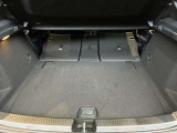 ゆったりとしたトランクルームでございます。たくさんのお荷物の車載が可能でございます。