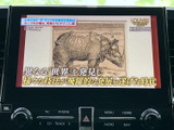 停車中にテレビ番組や映像を視聴でき、休憩時間や待ち合わせの時間を車内で過ごす際に便利です。画面は見やすい位置に配置され、映像を楽しみたい方にうれしい装備となっています。