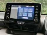 AM・FMラジオやUSB、Bluetoothなど、音源の選択肢が画面に表示されています。使いたい音源を選びやすく、移動中の好みに合わせた音楽や放送を楽しめます。