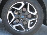 純正18インチアルミホイール。 タイヤサイズは225/55R18。 納車時に弊社指定の新品タイヤ4本と交換致します。