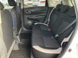 後席は横並びのシートとヘッドレストを備え、落ち着いた色合いでまとめられています。足元には空間があり、ドア側のアームレストも備わるため、同乗される方がゆったりと過ごせる室内です。