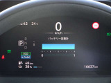 (電気自動車)【メーターパネル】バッテリー容量は12セグメント!充電状態や出力・回生状態など、細かく確認することができます。分かりやすいアイコンもポイントです!
