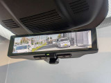 インテリジェントルームミラー搭載で、車の後方に設置されたカメラ映像を映し出してシートバックやヘッドレスト、同乗者に視界が遮られることがなく視認性が非常に良いです