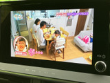 テレビ番組を画面に表示でき、停車中のひと休みに映像を楽しめます。画面が見やすい位置に備わり、車内で過ごす時間に便利な装備です。