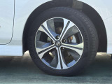 日産純正アルミホイール タイヤサイズは215/50R17です。