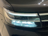 対象物が見やすく白く明るい光で夜間走行をサポートするフルLEDヘッドランプ(サイドビューランプ、クリアランスランプ、オートレベリング機能付き)を装備