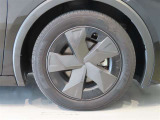 純正のアルミホイール装着車です。タイヤサイズは195/60R17です。