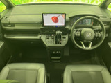 運転席から前方を見渡しやすいレイアウトで、操作部も手の届きやすい位置にまとまっています。ゆとりを感じるシートと落ち着いた室内で、毎日の移動も快適に過ごせます。