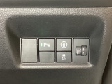 ハンドルの右側にはヘットライトリベライザーとHondaセンシング用のメインスイッチがついています。ヘッドライトリベライザーは道路状況や積荷の加重に応じてライトの高さを調節できます。