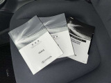メンテナンスノート、取扱説明書です。 その車の整備記録が事細やかに記録されています。 車が生まれてから今までどのような道を歩んできたのか判るとても重要な物ですよ。