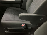 運転席の画像です。十分なスペースがあり、ゆったりした状態で運転していただけます♪
