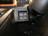 【寒い冬の朝も暖かく】運転席と助手席にシートヒーターを装備。エアコンが効く前から座面が素早く暖まり冷え込む朝のお出かけも快適にスタートできる嬉しい機能です。