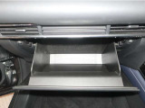 シンプルなデザインのグローブボックス。車検証などを収納しておくことが出来ます。