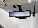 スマートルームミラーで後方の映像がルームミラーで確認できます。