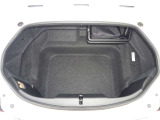 【トランク】間口は狭いですが、奥行きは意外と広いんです!オープン状態にしても、荷室内の容量に変化がないのが特徴です♪