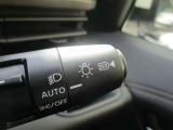 ハイビームアシスト機能が装備されており対向車が接近すると自動的にロービームに切り替えてくれる便利な機能になっております♪