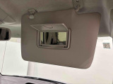 運転席、助手席共にサンバイザー&バニティミラー、運転席側にはチケットフォルダーも付いてます。